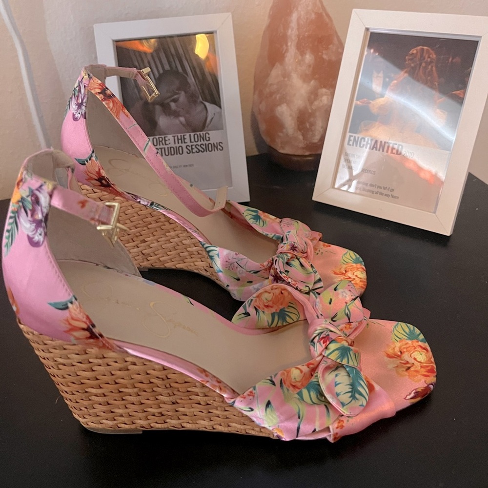 Cute summer wedges / worn twice / good condition